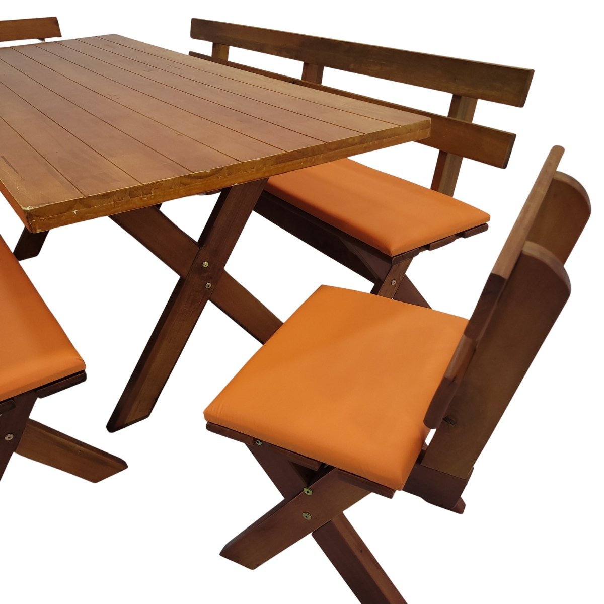 Mesa de madeira maci&ccedil;a mel com bancos laranja para &aacute;rea gourmet