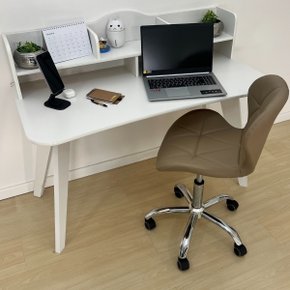02 conjunto escrivaninha com nichos branca e cadeira slim estofada melanie nude