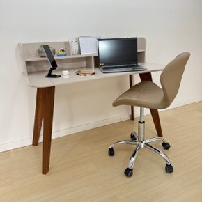 02 conjunto escrivaninha com nichos cedro e cadeira slim estofada melanie nude