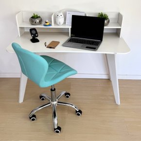 01 conjunto escrivaninha com nichos branca e cadeira slim estofada melanie ciano