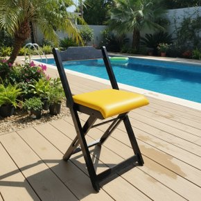 01 cadeira dobravel retratil preta de madeira com estofado marrom