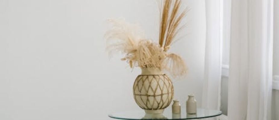 Como decorar mesa de centro de vidro: ideias para elegância e leveza