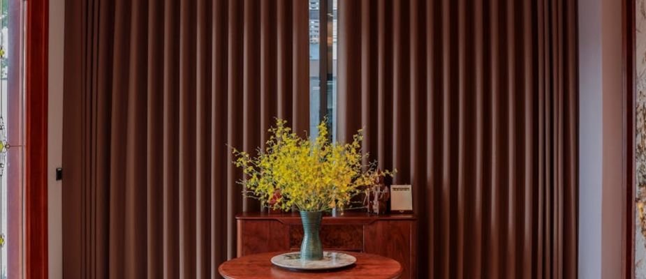 Como decorar mesa de centro pequena: ideias para otimizar espaço e estilo