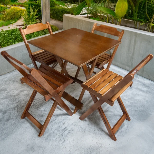 Imagem de mesa com cadeiras