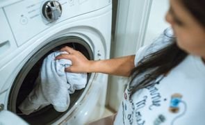 mulher lavando louca