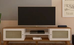 movel de madeira com tv em cima