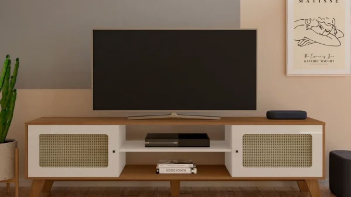 movel de madeira com tv em cima