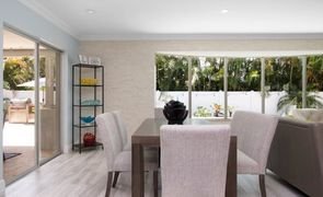 moveis brancos de sala e mesa de jantar