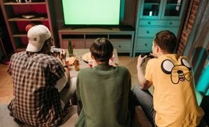 amigos jogando video game