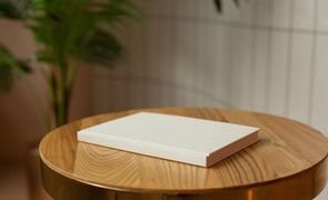 livro em cima de movel de madeira