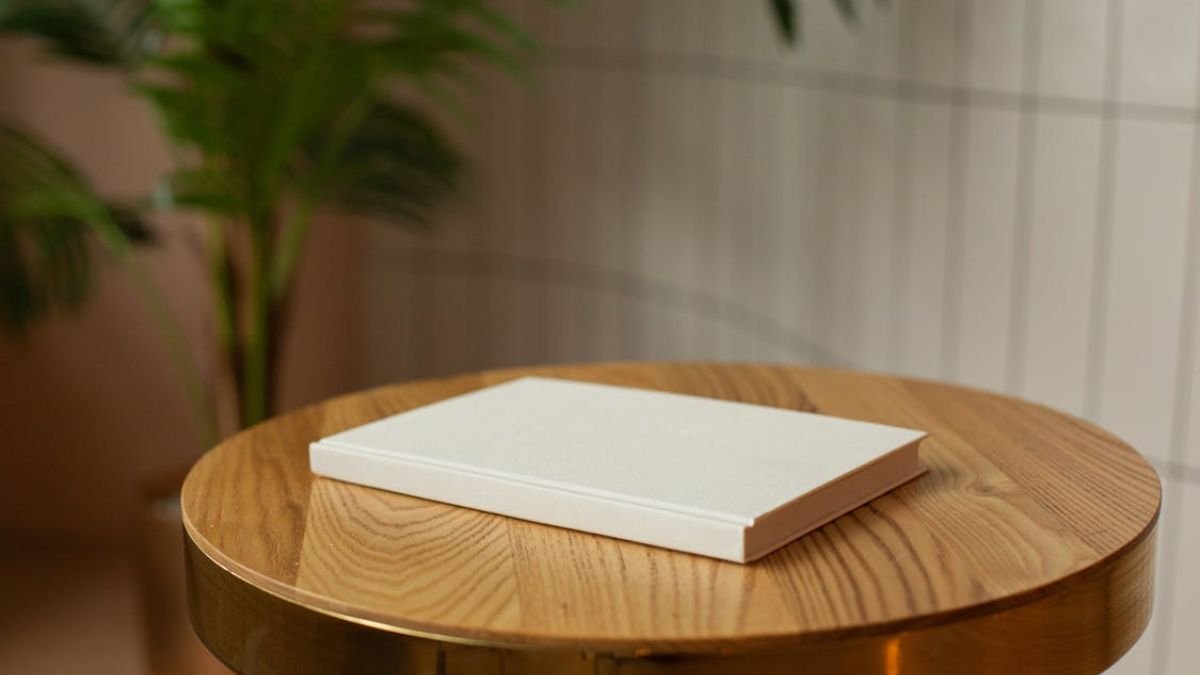 livro em cima de movel de madeira