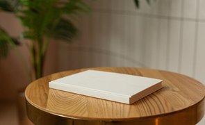 livro em cima de movel de madeira
