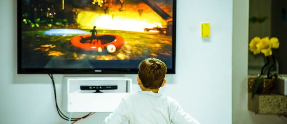 Como organizar cabos e eletrônicos na sala sem comprometer o visual!