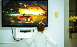 menino assistindo tv