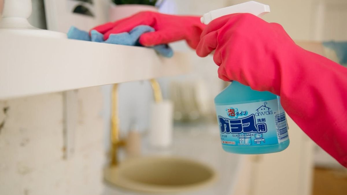 limpando movel de casa