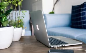 mesa de sala com notebook em cima