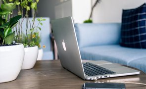 mesa de sala com notebook em cima