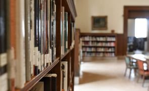 estante de livros