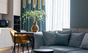 sala de estar com sofa azul