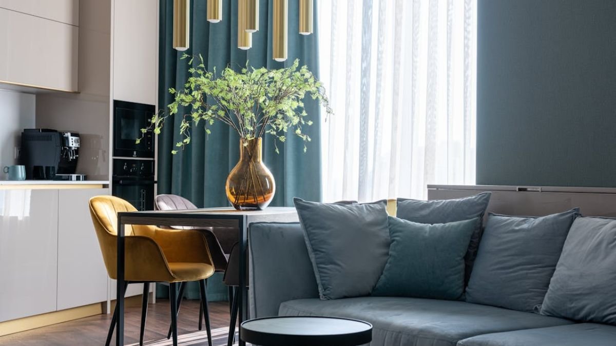 sala de estar com sofa azul