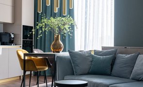 sala de estar com sofa azul