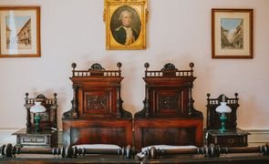 moveis antigos em sala