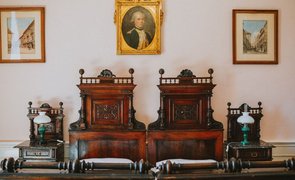 moveis antigos em sala